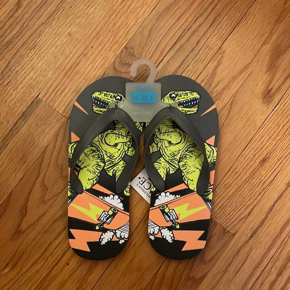 Children Place Dino print flip flops, size 5/6. Color gray, 100% plastic. - Picture 3 of 16